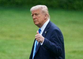 Conferencia católica en EE.UU. acusa a Trump de burlarse de la fe por foto vestido de papa