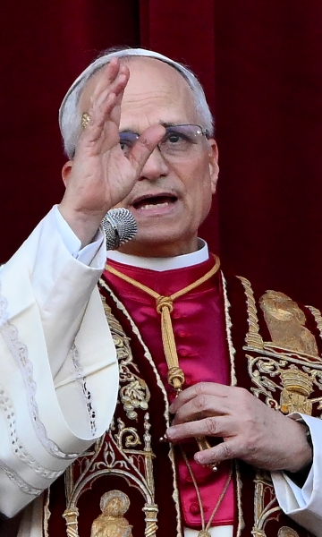 El Papa León XIV bendice a los fieles desde la logia central de la Basílica de San Pedro, en la Ciudad del Vaticano, después de su elección el jueves pasado