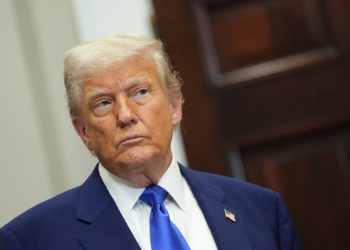 Corresponsales de la Casa Blanca protestan por exclusión de agencias del avión de Trump