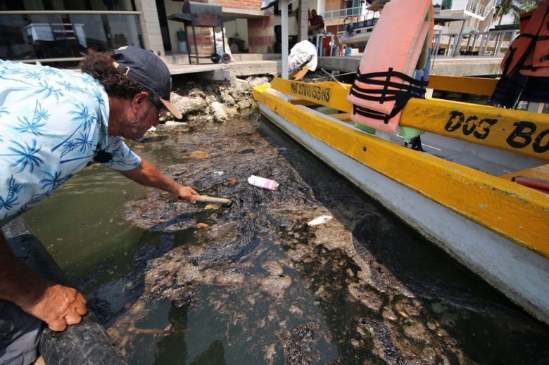 Un derrame de petróleo obligó al cierre de playas y la suspensión de actividades pesqueras en el municipio de Paraíso, Tabasco (Foto de El Universal)