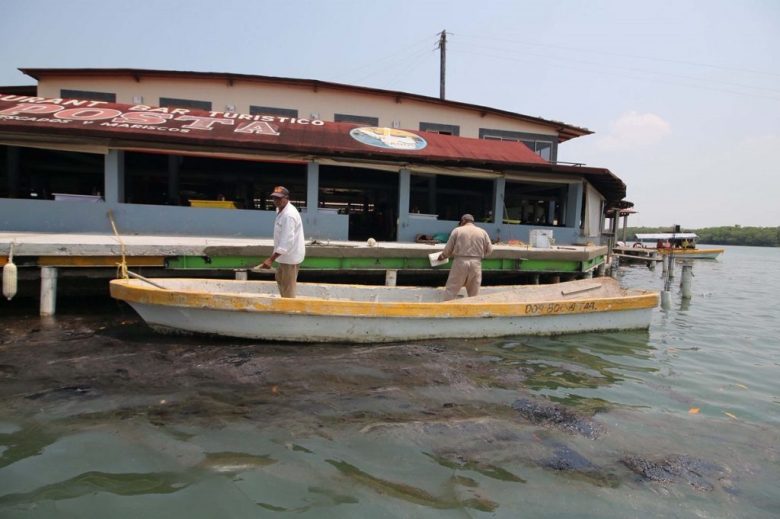 Un derrame de petróleo obligó al cierre de playas y la suspensión de actividades pesqueras en el municipio de Paraíso, Tabasco (Foto de El Universal)