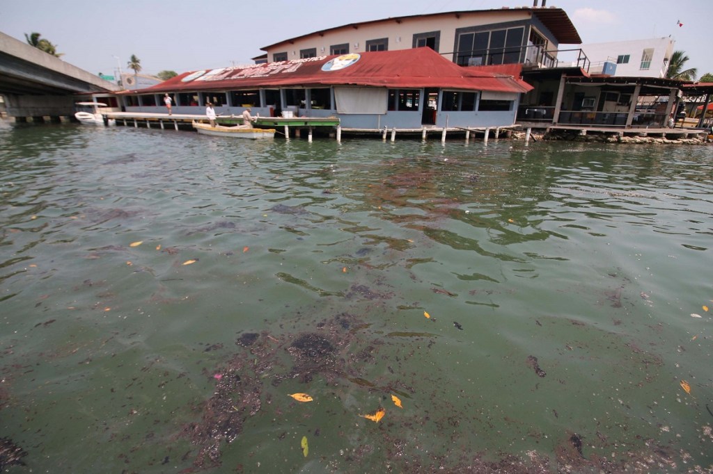 Un derrame de petróleo obligó al cierre de playas y la suspensión de actividades pesqueras en el municipio de Paraíso, Tabasco (Foto de El Universal)