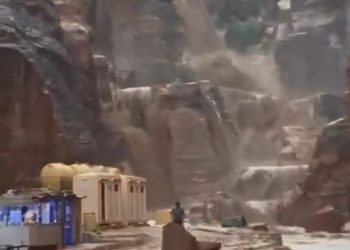 Desalojan a cientos de turistas del sitio arqueológico de Petra debido a las inundaciones