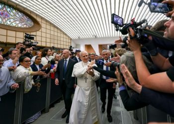 “Desarmemos las palabras y ayudaremos a desarmar la Tierra”: papa León XIV a periodistas
