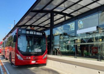 Detienen a mujer por presunto pinchazo en el Metrobús de CDMX