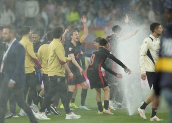 El Espanyol prende los aspersores durante la celebración del Barça sobre el césped