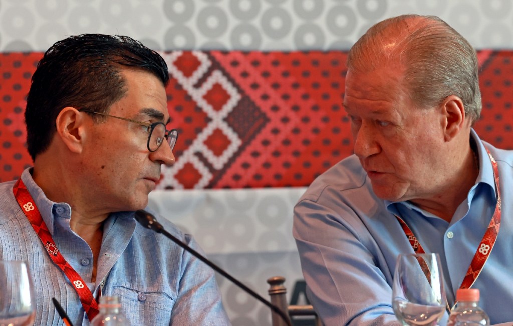 El director general de BBVA México, Eduardo Osuna (izquierda), y el presidente de la Asociación de Bancos de México (AMB), Julio Carranza, durante una rueda de prensa en el marco de la 88 Convención Bancaria en Nuevo Vallarta, Nayarit. La ABM habló del Fobaproa y lanzó advertencia