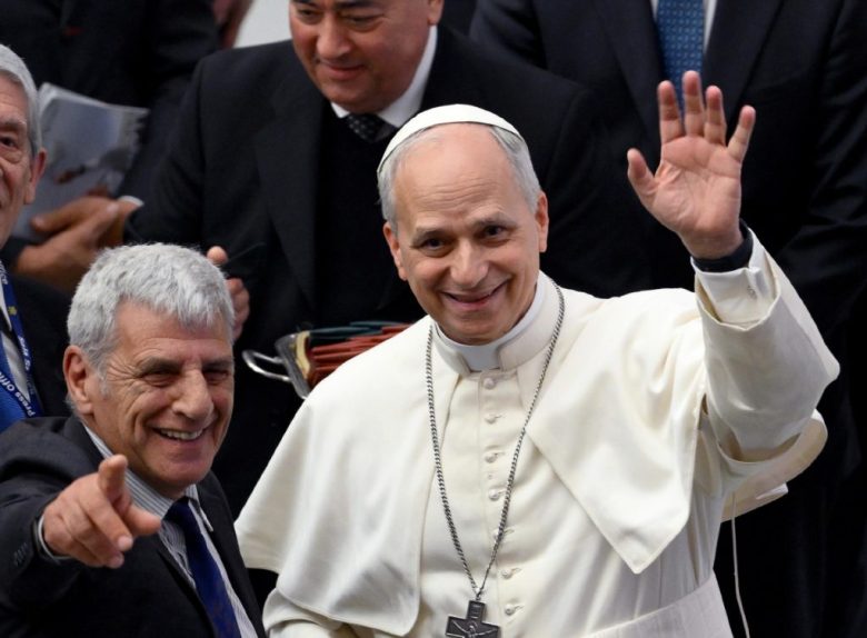 Aunque ha mostrado cierta sobriedad al dirigirse a los demás, el papa León XIV deja ver su estilo sonriente y afable. A la izquierda, en una fotografía con su antecesor, el papa Francisco. Abajo, el pontífice saluda a los feligreses en una audiencia con la prensa