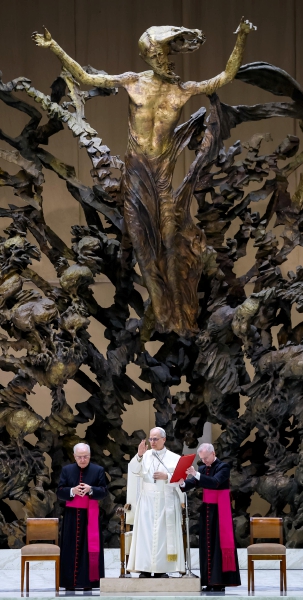 VATICAN CITY (Vatican City State (Holy See)), 12/05/2025.- Pope Leo XIV (C) greets the faithful during an audience with representatives of the media in Nervi Hall at the Vatican, Vatican City, 12 May 2025. (Papa) EFE/EPA/ANDREA SOLERO