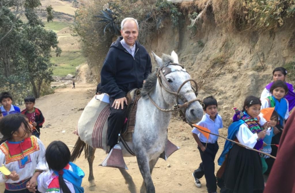 Un sonriente cardenal Robert Prevost en una foto de su cuenta de Facebook en la que se le ve montando a caballo seguido por niños indígenas, cuando estaba al parecer en la diócesis de Chiclayo, en Perú