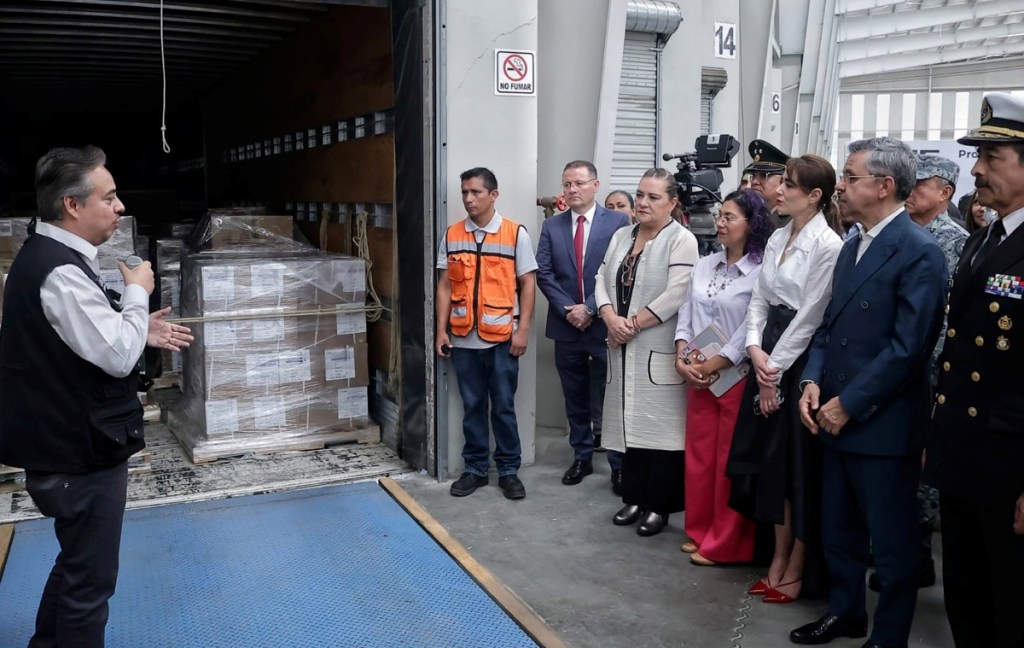 La presidenta del INE, Guadalupe Taddei (primera de la izquierda) en el inicio del ciclo de repartición de papelería para la elección del Poder Judicial, en el centro de distribución de Tepotzotlán, en Edomex