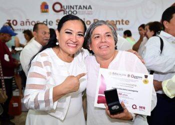 Entregan premios y estímulos a 278 maestras y maestros con 30 años de servicio: SEQ