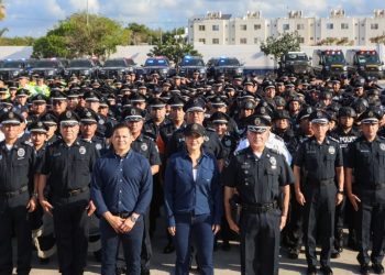 Estefanía Mercado le cumple a las y los policías de Playa del Carmen; anuncia la entrega de un bono económico