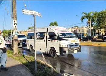Hombre muere mientras viajaba en combi de Cancún