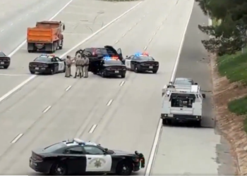 Sospechoso de robo muere tras persecución a alta velocidad y choque en la autopista 210 en California