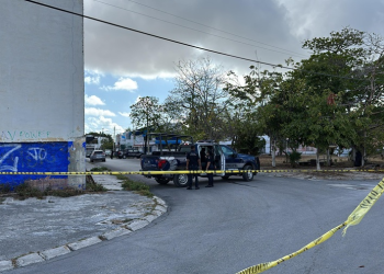 Cuerpo embolsado en Cancún aparece a metros de la FGR