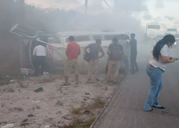 Accidente en carretera Cancún-Playa del Carmen deja heridos tras volcadura de combi turística