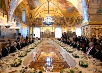 Imponente desfile ante dos docenas de líderes mundiales