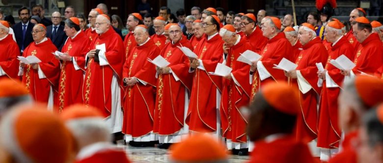 Los purpurados asisten a las misas Novemdiale en memoria del difunto papa Francisco en la Basílica de San Pedro. A la izquierda, el artista italiano Gianluigi Colalucci, quien dirigió la restauración de los frescos de Miguel Ángel en la Capilla Sixtina entre 1980 y 1994