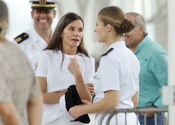 La reina Letizia recibe a la princesa durante la escala del buque escuela Elcano en Panamá