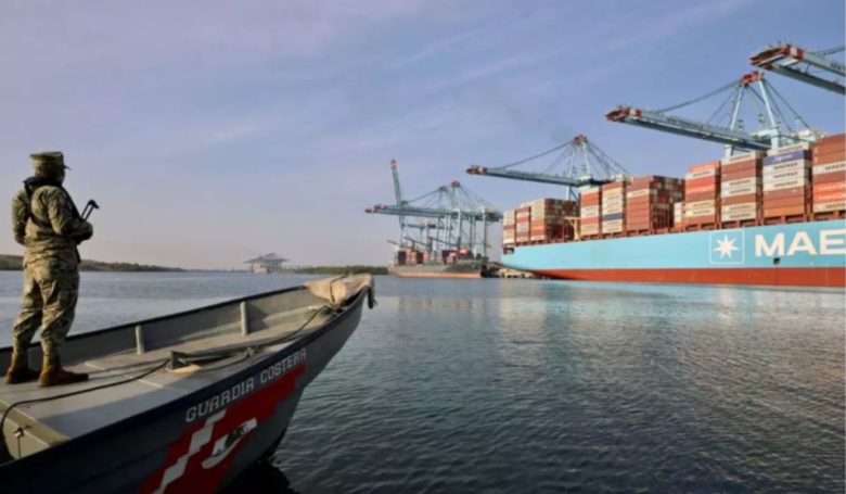 Un miembro de la Armada de México patrulla el Puerto de Carga Lázaro Cárdenas, Michoacán, en medio de una creciente tensión comercial