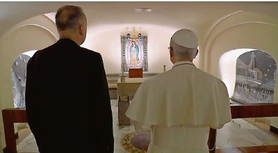 León XIV visita la capilla de la Virgen de Guadalupe, el domingo, durante un recorrido a las grutas vaticanas