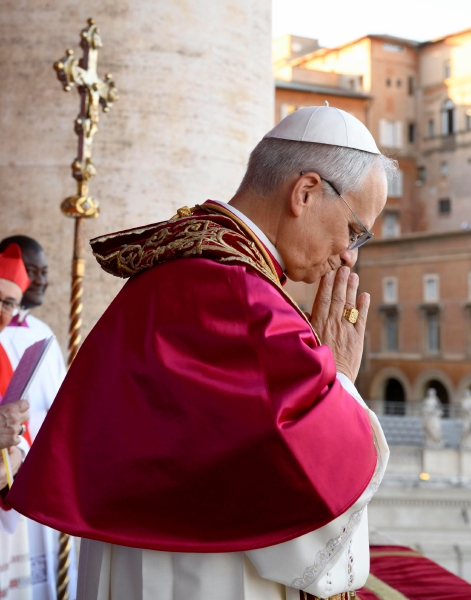 VATICAN CITY (Vatican City State (Holy See)), 08/05/2025.- Newly elected Pope Leo XIV, Cardinal Robert Francis Prevost from the USA, greets faithfuls from the central loggia of Saint Peter's Basilica, Vatican City, 08 May 2025. (Papa, Cardenal) EFE/EPA/RICCARDO ANTIMIANI