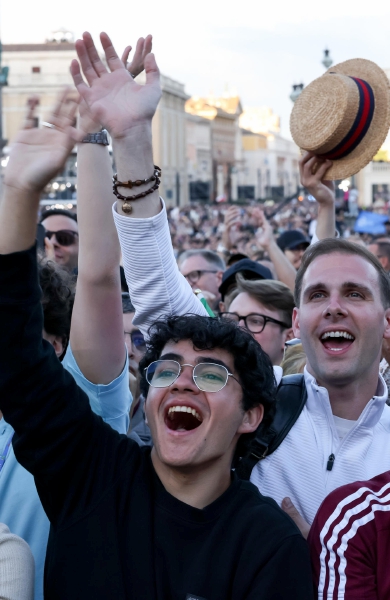 Arriba, la multitud estalla en júbilo cuando el recién electo papa León XIV aparecía en el balcón de la Basílica de San Pedro en el Vaticano. A la izquierda, religiosas y laicos celebran tras el anuncio de que ya había un nuevo Papa: el cardenal Robert Prevost, ahora León XIV