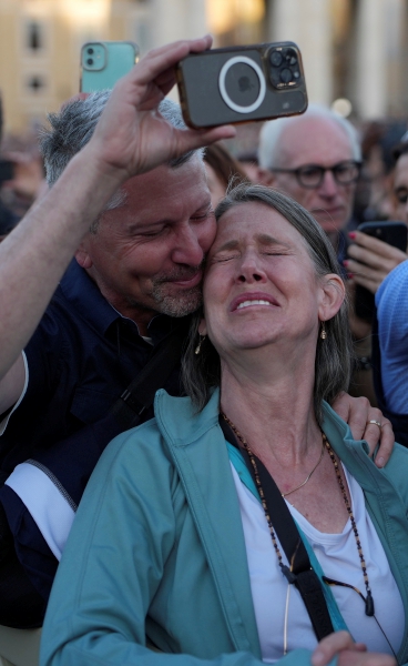 Una mujer llora de emoción al ver al Papa asomarse en el balcón
