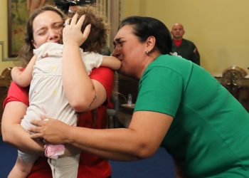 Llega a Venezuela niña separada de su madre que fue deportada de EE.UU.