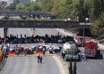 Maestros de la CNTE cierran en ambas direcciones de Circuito Interior