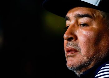 Maradona tenía conductas autolesivas, no dormía bien ni tomaba la medicina, según testigo