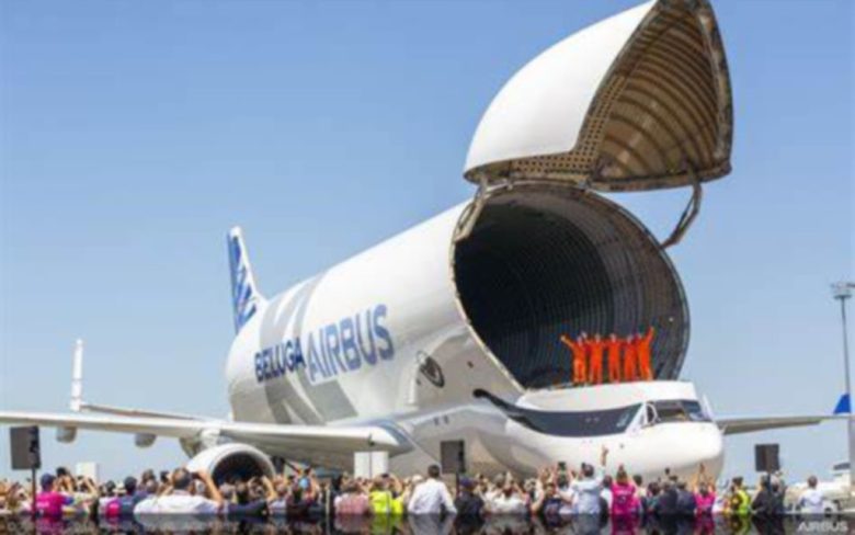 Microsoft reportó beneficios récord gracias a su avance en inteligencia artificial y servicios en la nube. Airbus, desarrollador del avión de carga “Beluga”, exige el regreso del acuerdo internacional de exención arancelaria para enfrentar las tensiones comerciales impulsadas por la política de Trump