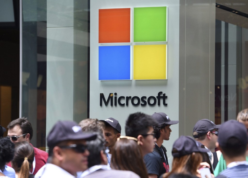 SYD01 SÍDNEY (AUSTRALIA) 21/04/2016.- Fotografía fechada el 12 de noviembre de 2015 que muestra a un grupo de personas durante la gran inauguración de una tienda de Microsoft en Sídney (Australia). La empresa de tecnología Microsoft publica hoy, 21 de abril de 2016, los resultados del primer trimestre del año.EFE/Dan Himbrechts/ PROHIBIDO SU USO EN AUSTRALIA Y NUEVA ZELANDA