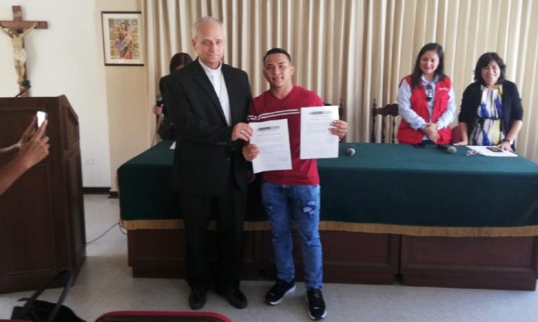 Monseñor Robert Prevost en una entrega de documentos para la formalización de la condición de migrantes en Chiclayo, en Perú