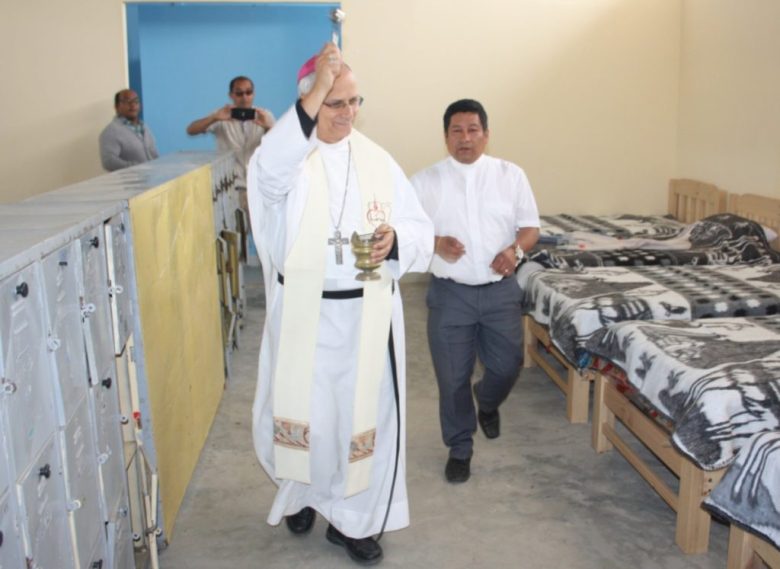 Foto sin fecha del entonces obispo Robert Francis Prevost en la inauguración de un albergue para migrantes en el pueblo de Éten en Chiclayo