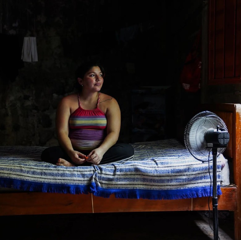 Cientos de personas esperan atención en oficinas migratorias de Tapachula, Chiapas, mientras otras, agotadas por la incertidumbre, buscan protección del sol o refugio en condiciones precarias