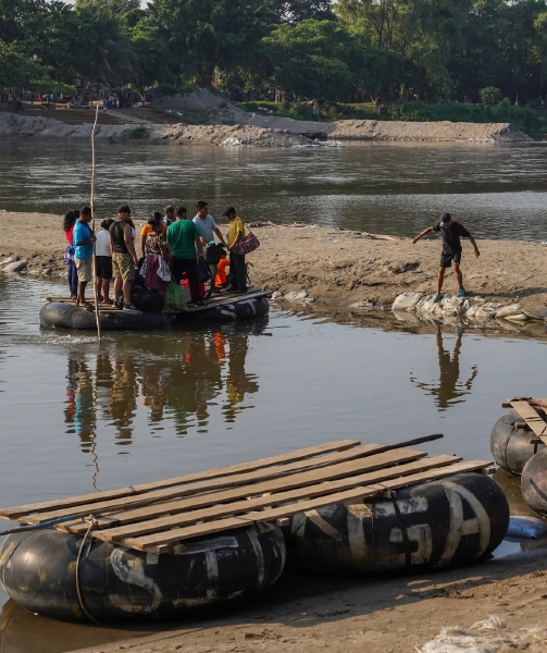 Algunos optan por regresar cruzando el río Suchiate; otros, enfrentan el encierro y la desesperanza mientras aguardan la noticia de un vuelo humanitario