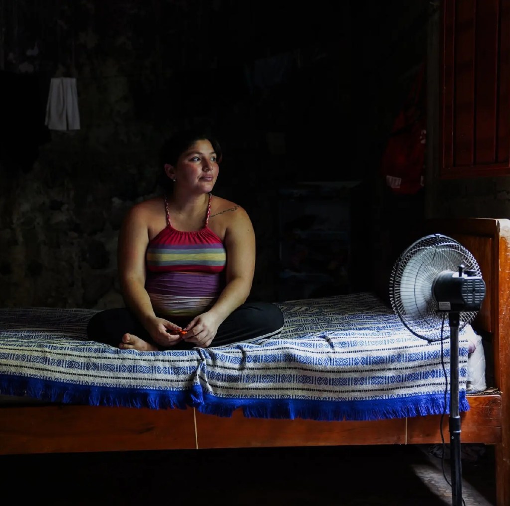 Cientos de personas esperan atención en oficinas migratorias de Tapachula, Chiapas, mientras otras, agotadas por la incertidumbre, buscan protección del sol o refugio en condiciones precarias