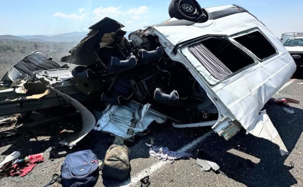 Un accidente en la Autopista Cuacnopalan-Oaxaca, entre tres vehículos, dejó ayer 21 personas muertas