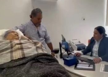 Mujer de 96 años es obligada a ir en camilla al banco para cobrar su pensión