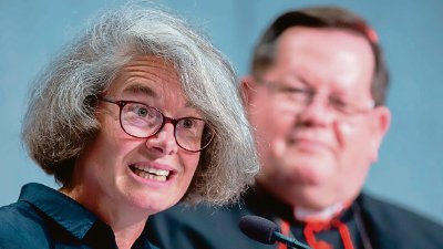 María Lía Zervino saluda al papa Francisco, el 11 de junio de 2022, durante una reunión en la biblioteca del Palacio Apostólico de la Santa Sede