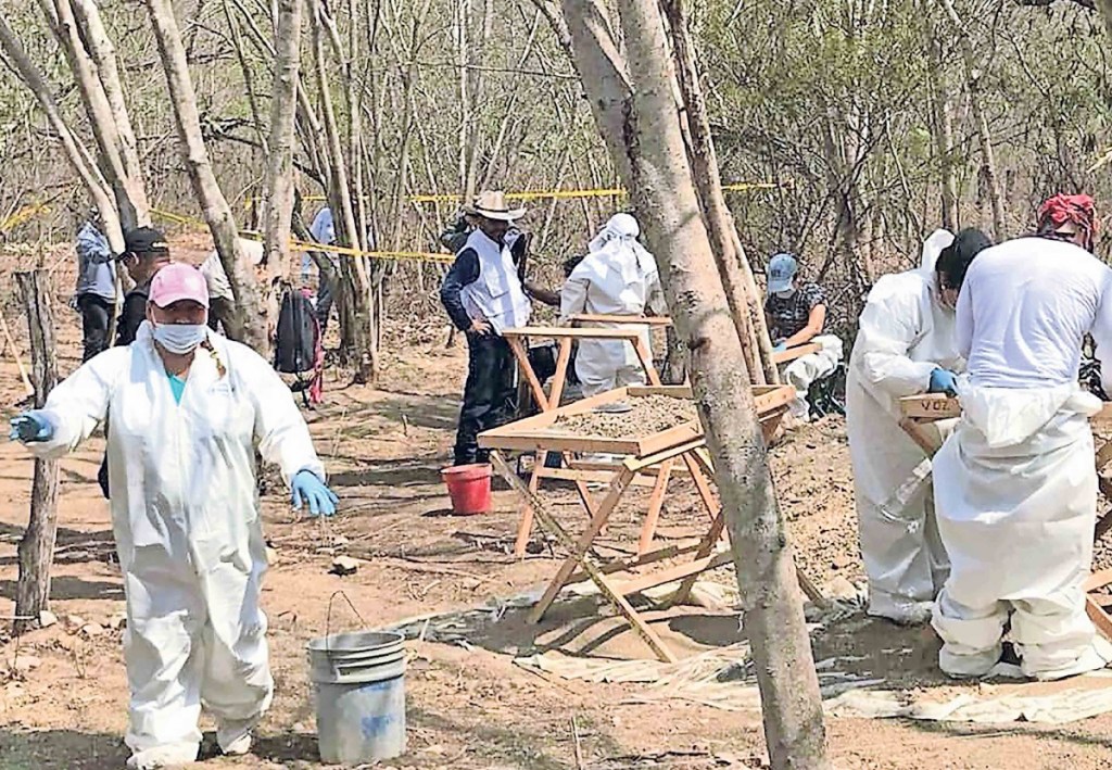 Madres buscadoras de San Luis Potosí que no cesan en su misión, que, lamentan, ha estado llena de amenazas, ataques, impunidad y más desapariciones. A la izquierda, la activista Ceci Flores y su grupo “Madres Buscadoras de Sonora” durante una labor en mayo de 2024
