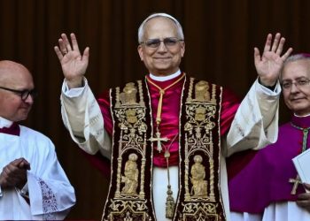 VIDEO #momentoexacto «León XIV, nuevo Papa estadounidense, habla de paz y unidad en su primer mensaje»