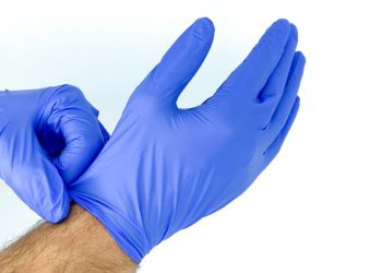 OMS alerta sobre uso excesivo de guantes médicos; pide priorizar el lavado de manos