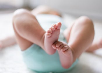 Orden de Trump contra la ciudadanía por nacimiento afectaría a 255 mil bebés al año