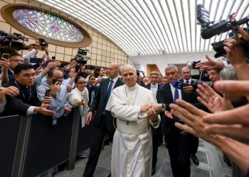 Papa León XIV a periodistas: “Desarmemos las palabras y ayudaremos a desarmar la Tierra”