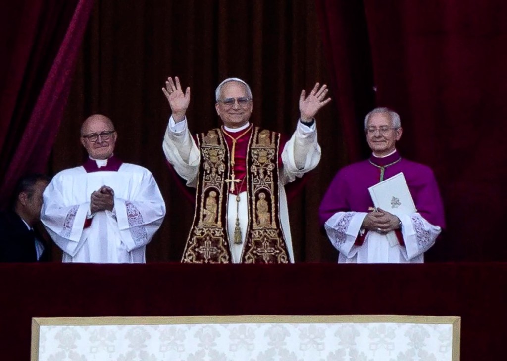 El papa León XIV bendice a los fieles en la Basílica de San Pedro (Foto de EFE)