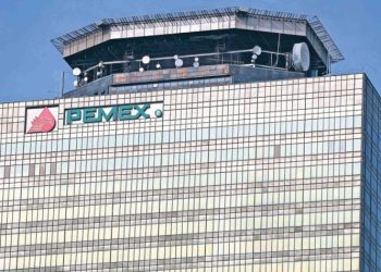 Pemex sigue siendo un lastre para México: Fitch Ratings