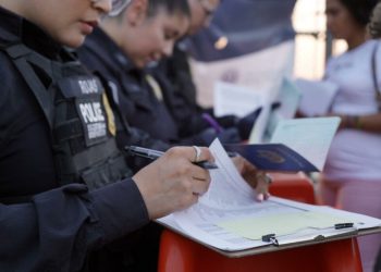 Proponen congresistas republicanos cobrar mil dólares por solicitud de asilo en EE.UU.